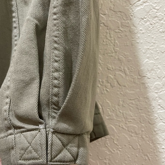 Banana Republic cargo capri in olive green/ sage color. Comes w/ matching belt. - Picture 14 of 16